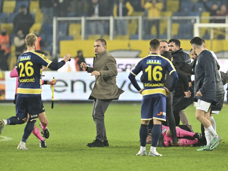 MKE Ankaragucu President Faruk Koca punched referee Halil Umut Meler