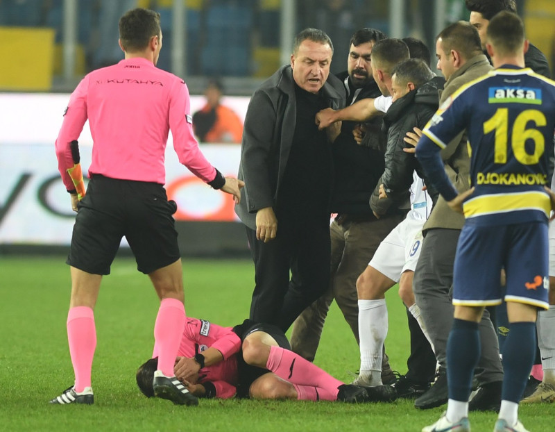 Referee punched and kicked after Turkish Super Lig match
