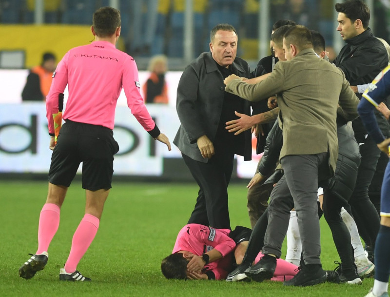 Referee punched and kicked after Turkish Super Lig match
