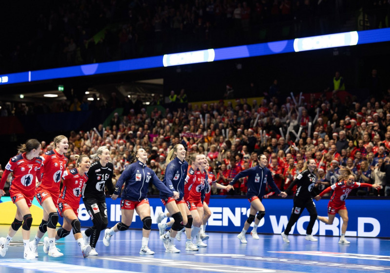 Trondheim, Norway, December 12th 2023: Players of Norway celebrate after winning the IHF Womens World Championship, WM,