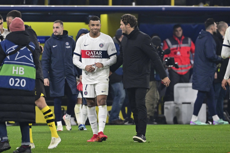 Kylian Mbappe 7 (Paris Saint-Germain) und Cheftrainer Edin Terzic (Borussia Dortmund), Borussia Dortmund vs. Paris Saint