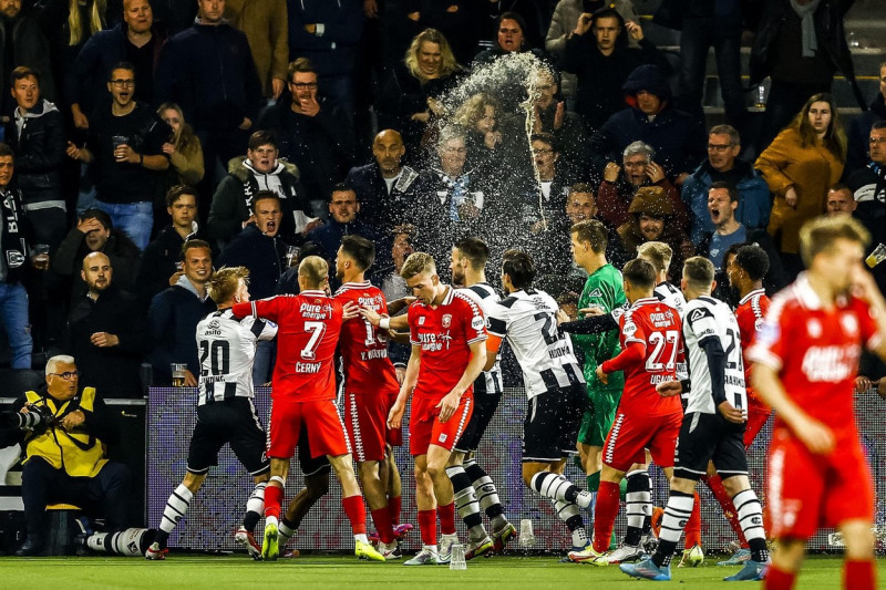 ALMELO - A scuffle between players of Heracles and Twente is pelted with glasses of beer during the Dutch Eredivisie match between Heracles Almelo and FC Twente at the Erve Asito Stadium on April 30, 2022 in Almelo, Netherlands. ANP VINCENT JANNINK