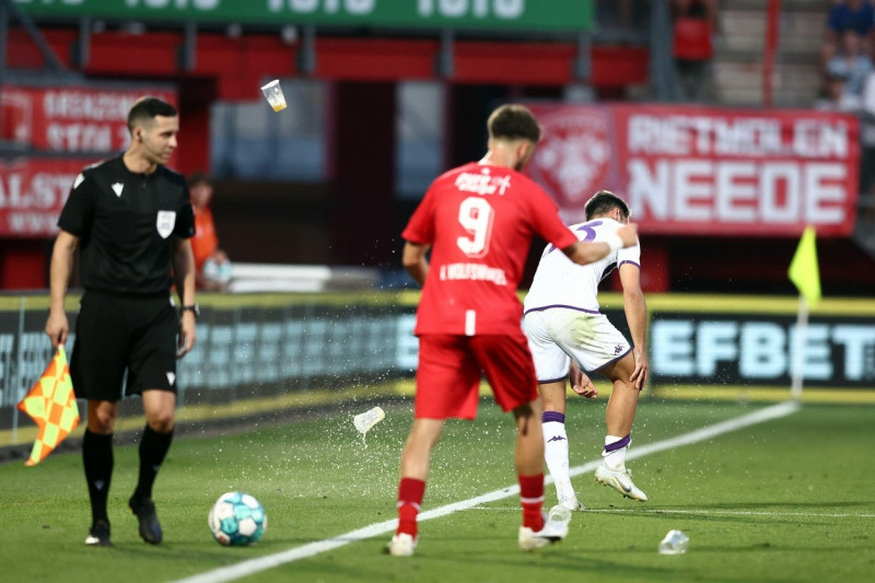 ENSCHEDE - (lr) Riccardo Sottil of AFC Fiorentina and Ricky van Wolfswinkel of FC Twente are pelted with beer during the UEFA Conference League play-off match between FC Twente and Fiorentina at Stadium De Grolsch Veste on August 25, 2022 in Enschede, Net