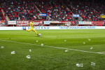 ENSCHEDE - Fortuna Sittard keeper Yanick van Osch shoots the ball with empty beer glasses on the field during the Dutch Eredivisie match between FC Twente and Fortuna Sittard at Stadium De Grolsch Veste on May 7, 2022 in Enschede, Netherlands. ANP VINCENT