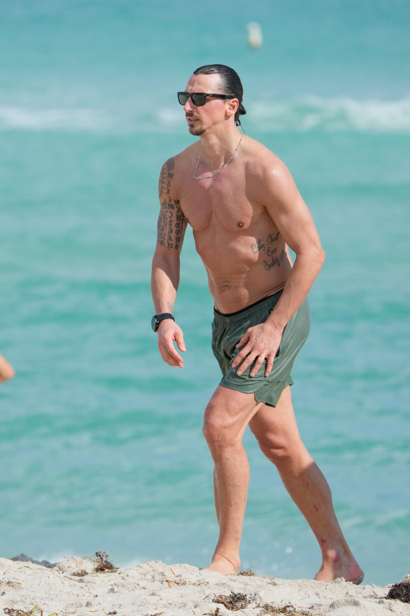 Zlatan Ibrahimovic relaxes at the beach in Miami