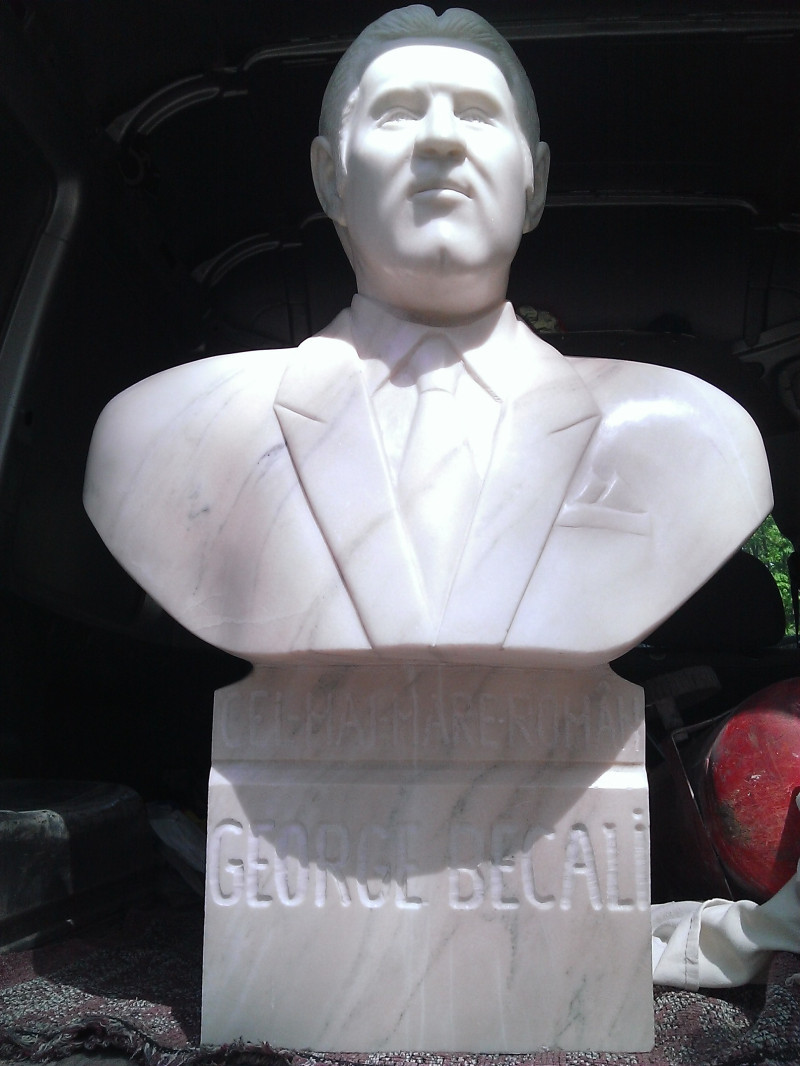 statuie becali