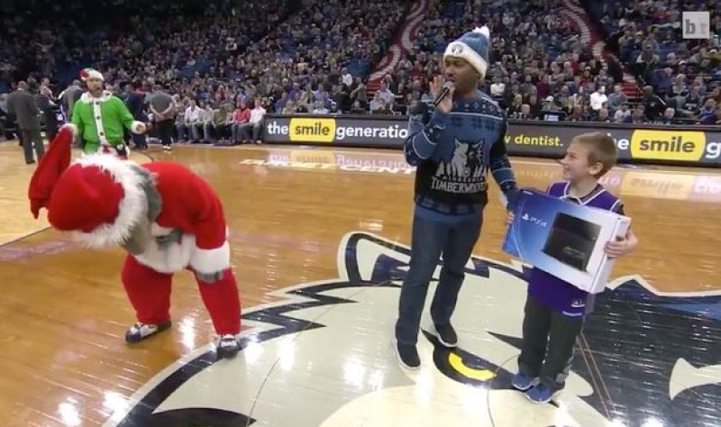 Minnesota-Timberwolves-mascot-trolls-young-Kings-fan 1