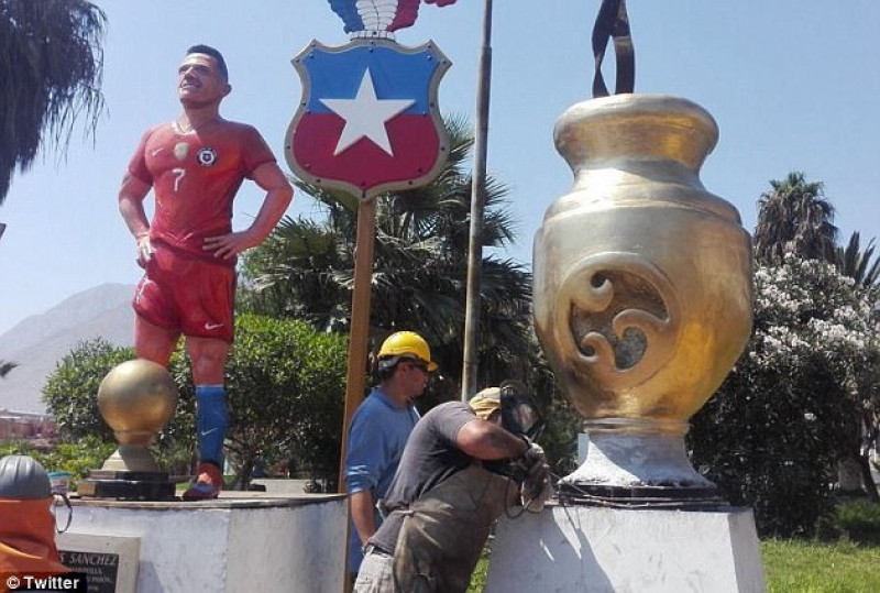 3E9E23DB00000578-4364030-Arsenal s Alexis Sanchez had an odd statue unveiled in Chile aft-m-23 1490874628858