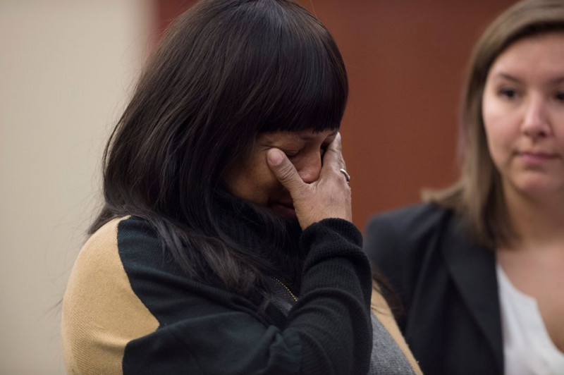 Annette Hill își șterge lacrimile în timp ce depune mărturie