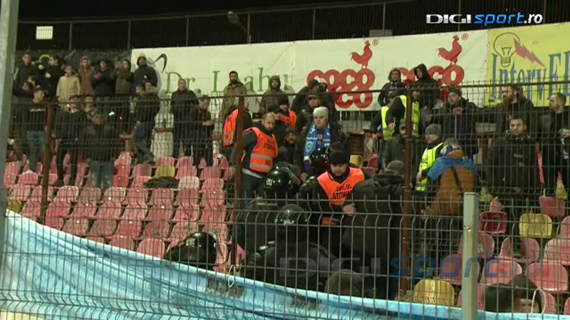 Altercatii între fanii celor de la CS U Craiova înaintea meciului cu Dinamo (3)