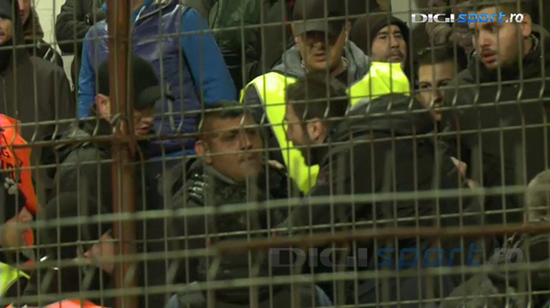 Altercatii între fanii celor de la CS U Craiova înaintea meciului cu Dinamo (2)