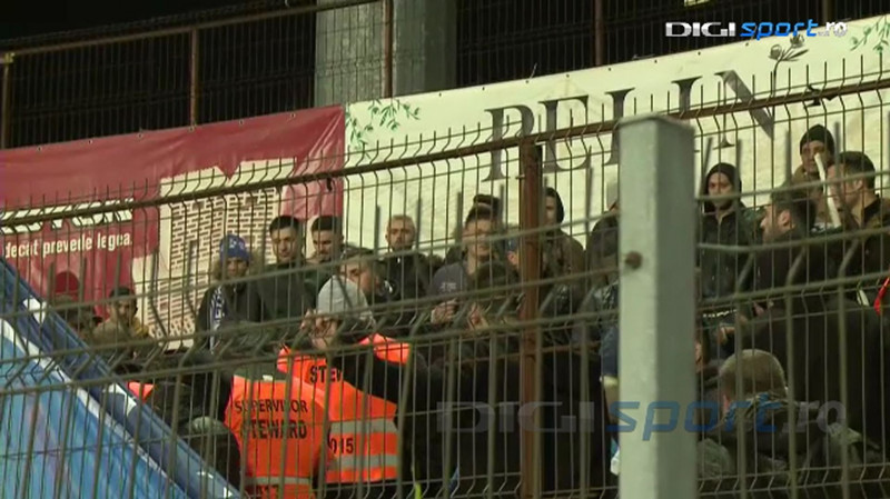 Altercatii între fanii celor de la CS U Craiova înaintea meciului cu Dinamo (11)