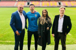 Florin Niță semnează contractul alături de agentul lui, Anamaria Prodan Reghecampf (2)