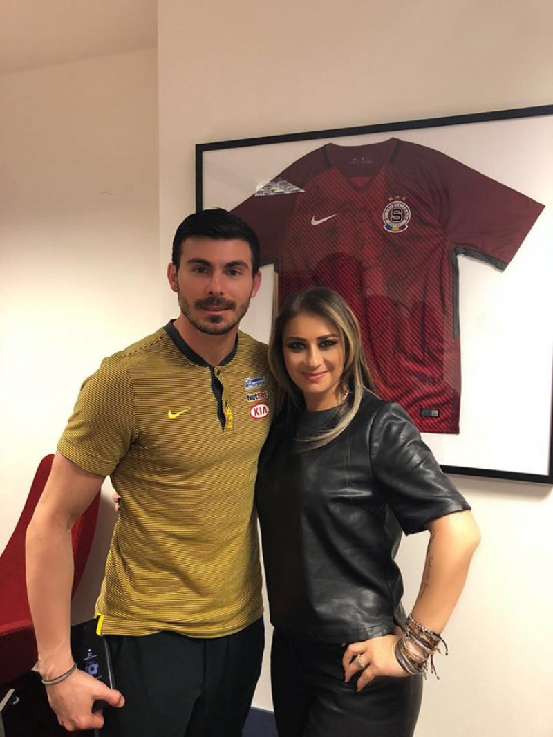 Florin Niță semnează contractul alături de agentul lui, Anamaria Prodan Reghecampf (4)