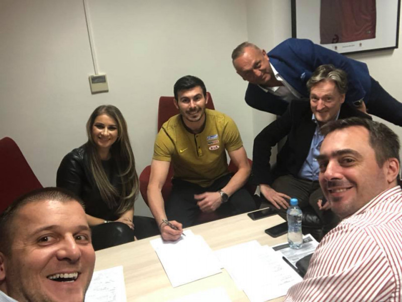 Florin Niță semnează contractul alături de agentul lui, Anamaria Prodan Reghecampf (6)