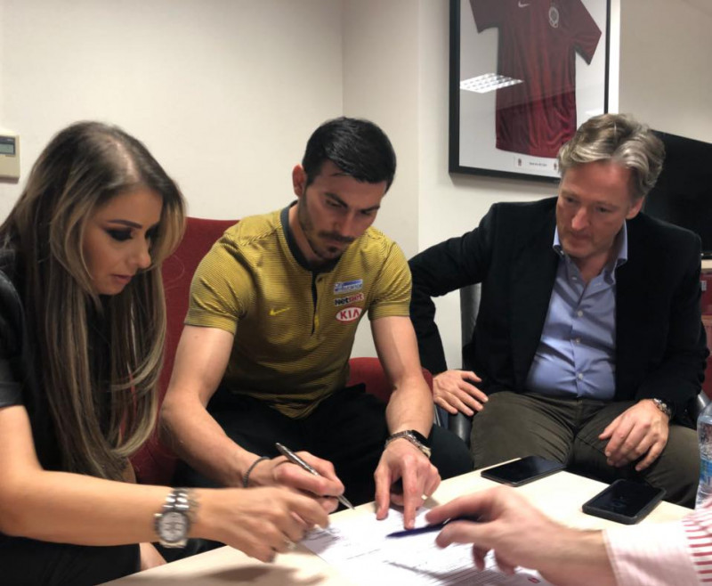 Florin Niță semnează contractul alături de agentul lui, Anamaria Prodan Reghecampf (9)