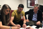 Florin Niță semnează contractul alături de agentul lui, Anamaria Prodan Reghecampf (9)