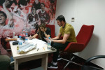 Florin Niță semnează contractul alături de agentul lui, Anamaria Prodan Reghecampf (10)