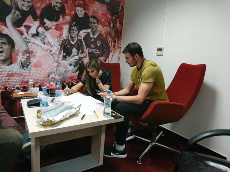 Florin Niță semnează contractul alături de agentul lui, Anamaria Prodan Reghecampf (10)