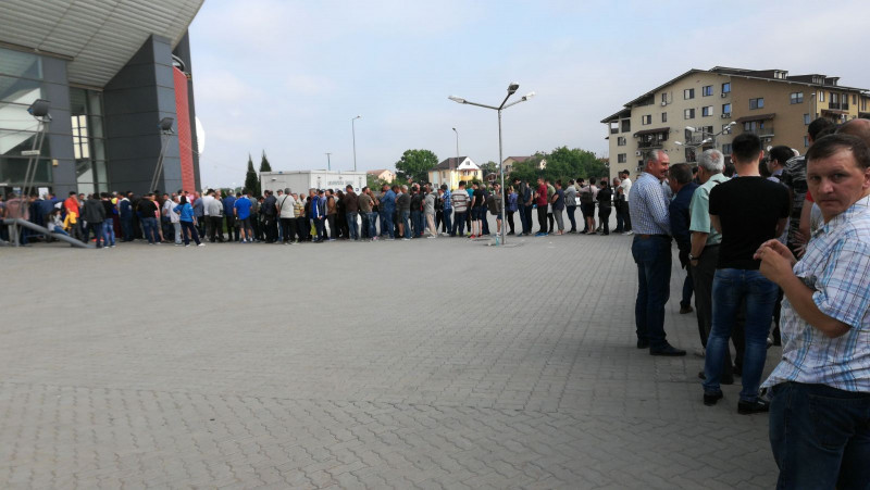 Sute de oameni stau la coadă pentru bilete la Craiova-Kristiansand (4)