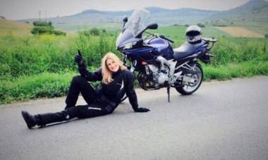 Blonda superbă din Bistriţa care „a făcut“ toată Europa pe motocicletă