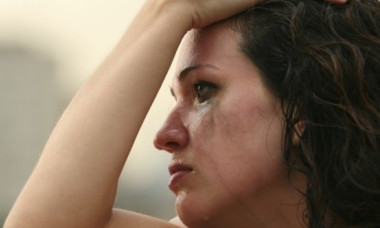 Românca a murit lângă fetița ei, după ce și-a înfipt un cuțit în inimă. Ce a pățit în Italia