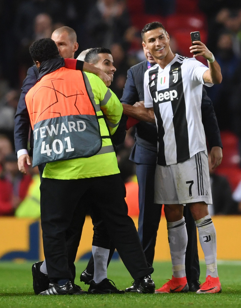 Cristiano Ronaldo, selfie cu suporterul intrat pe teren / Foto: Getty Images