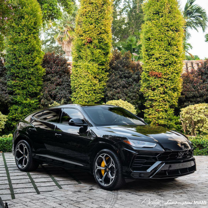 Customer-Receives-Delivery-of-Black-2019-Lamborghini-Urus-Exterior-Front-Angle_d