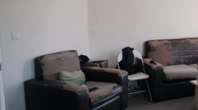 Este milionar, dar locuiește într-o casă modestă, cu canapele jerpelite. "E relaxant!"