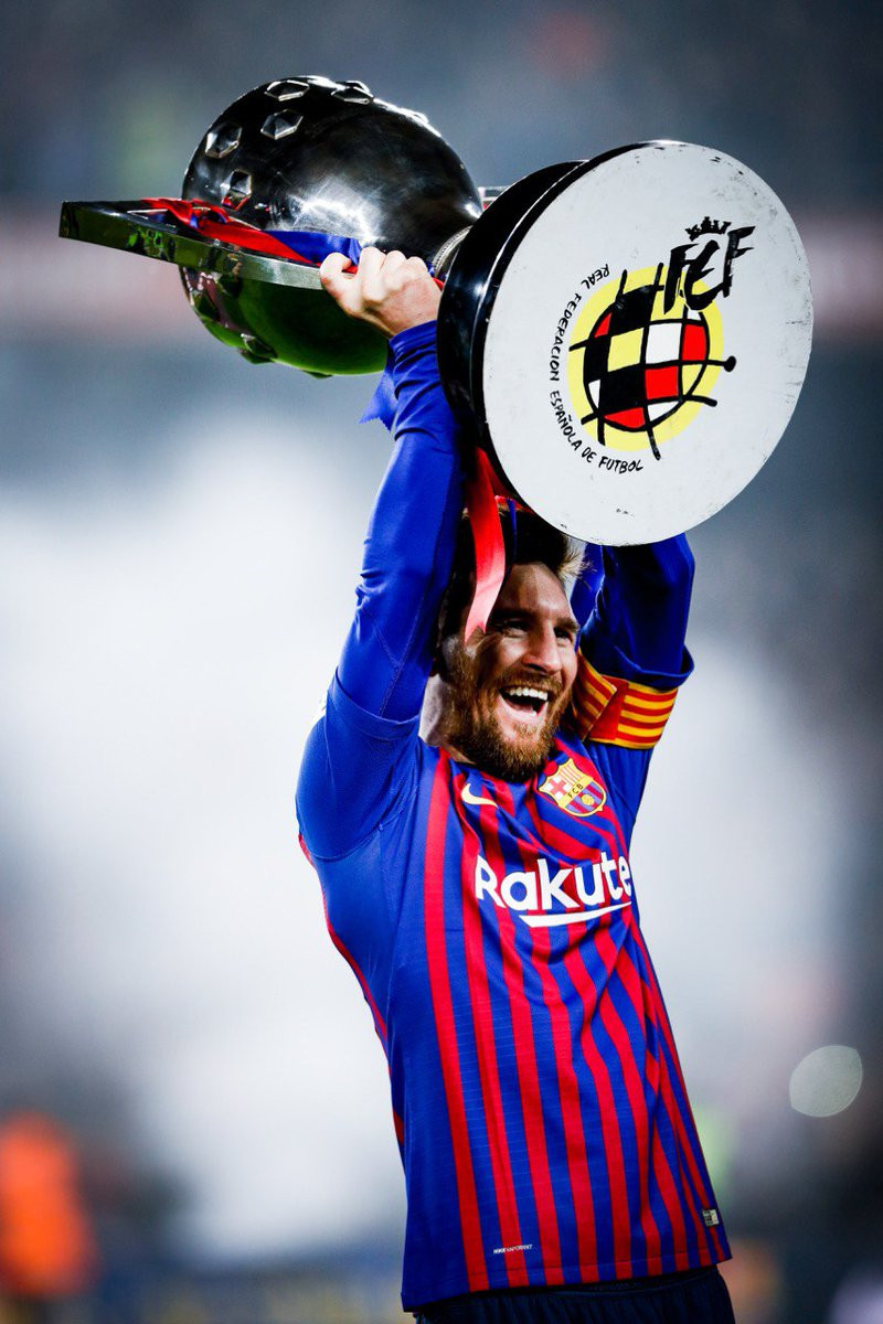 Messi cu trofeul