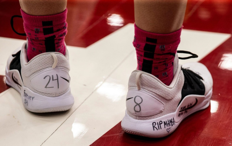Stanford, CA, USA. 24th Feb, 2020. A. Oregon Ducks guard Sabrina Ionescu (20) shoes honors Kobe Bryant and his daughter Gigi during the NCAA Women's Basketball game between Oregon Ducks and the Stanford Cardinal 74-66 win at Maples Pavilion Stanford, CA.