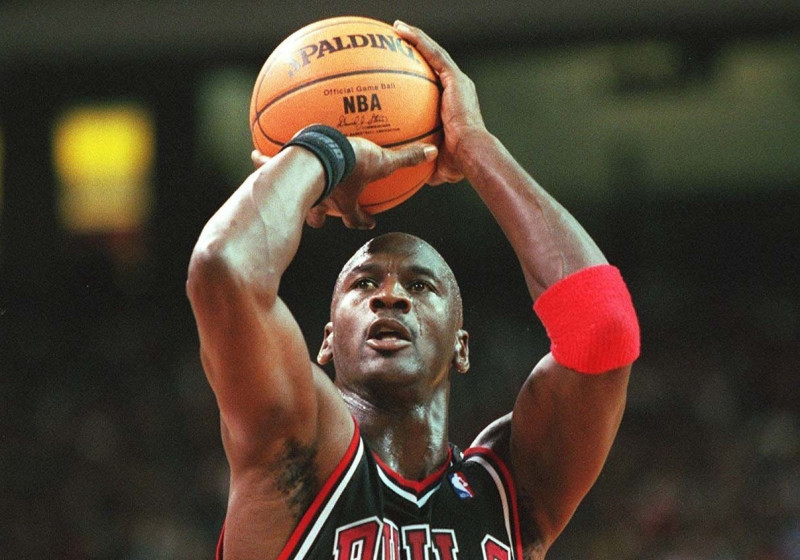 GALERIE FOTO: Legendarul Michael Jordan revine în prim-plan! Cum arată ...