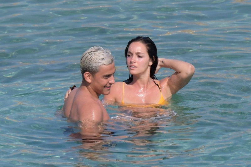 PAULO DYBALA AND ORIANA SABATINI ON THE BEACH