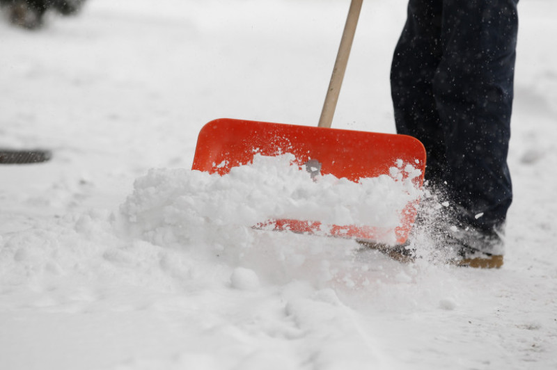 Ninsoare zapada deszapzire cu lopata vremea meteo - Guliver GettyImages