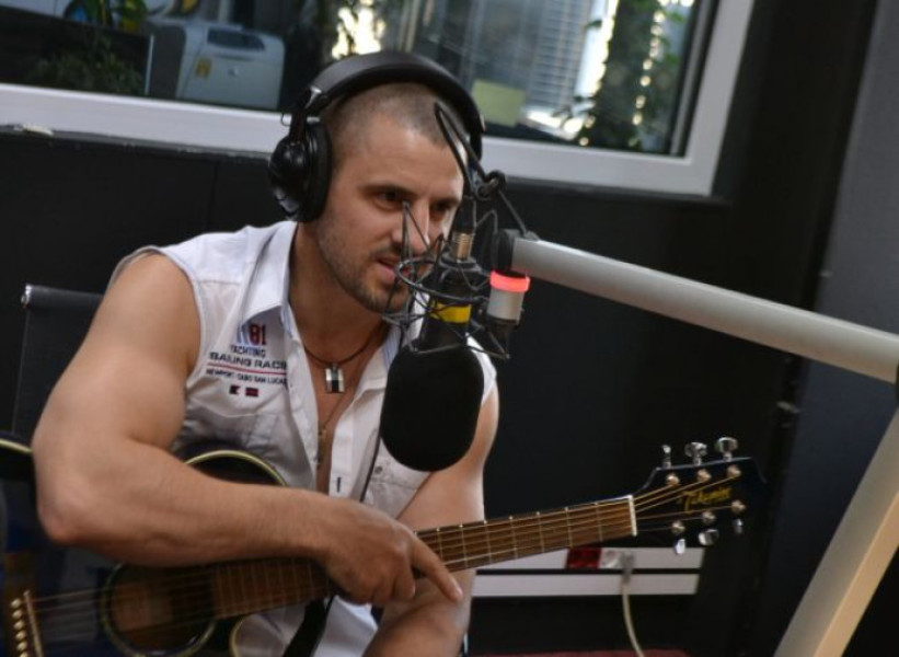 ai-auzit-ghita-si-eu-beu-in-rusa-pavel-stratan-le-a-cantat-live-in-studioul-profm-asculta-si-noul-single 2