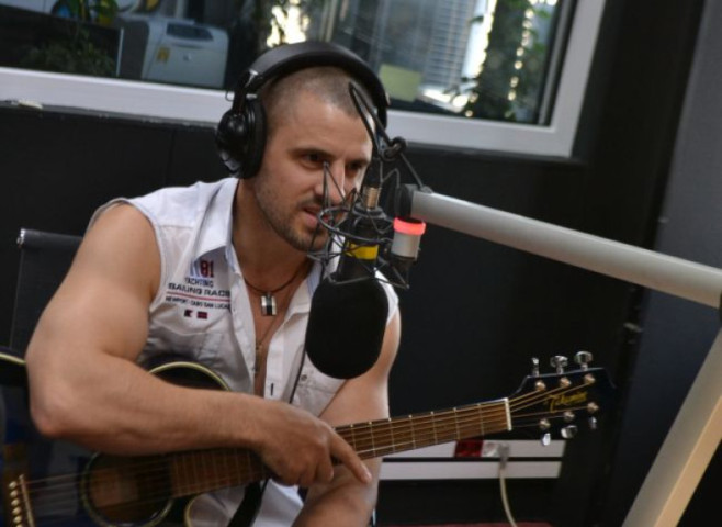 ai-auzit-ghita-si-eu-beu-in-rusa-pavel-stratan-le-a-cantat-live-in-studioul-profm-asculta-si-noul-single 2