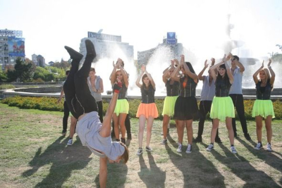 lala-band-a-lansat-primul-videoclip-din-cariera-trupei-vezi-aici-dance-dance-dance-video