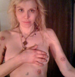 poze-courtney-love-se-dezbraca-pe-twitter