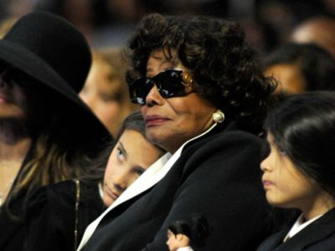 video-katherine-jackson-numita-oficial-tutore-pentru-copiii-lui-michael