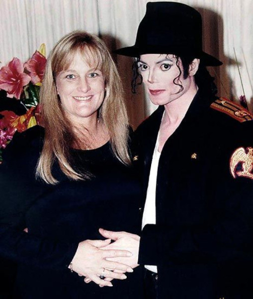 fosta-sotie-a-lui-michael-jackson-debbie-rowe-vrea-daune-de-500-000