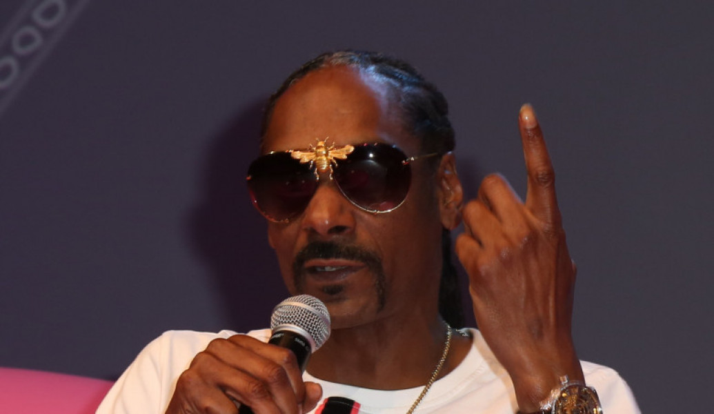 Snoop Dogg talks to a large crowd about his hair styles over the years and how he accomplished them at Beautycon at the Los Angeles Convention Center in Los Angeles, CA