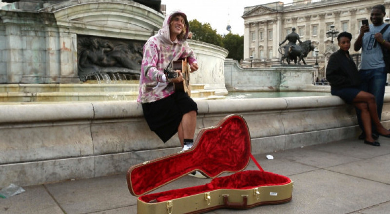 Justin Bieber Busking &amp; serenading Hayley Baldwin Outside Buckingham Palace, London