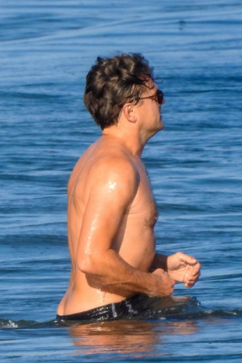 Leonardo Dicaprio appears self-conscious when spotted shirtless in Malibu