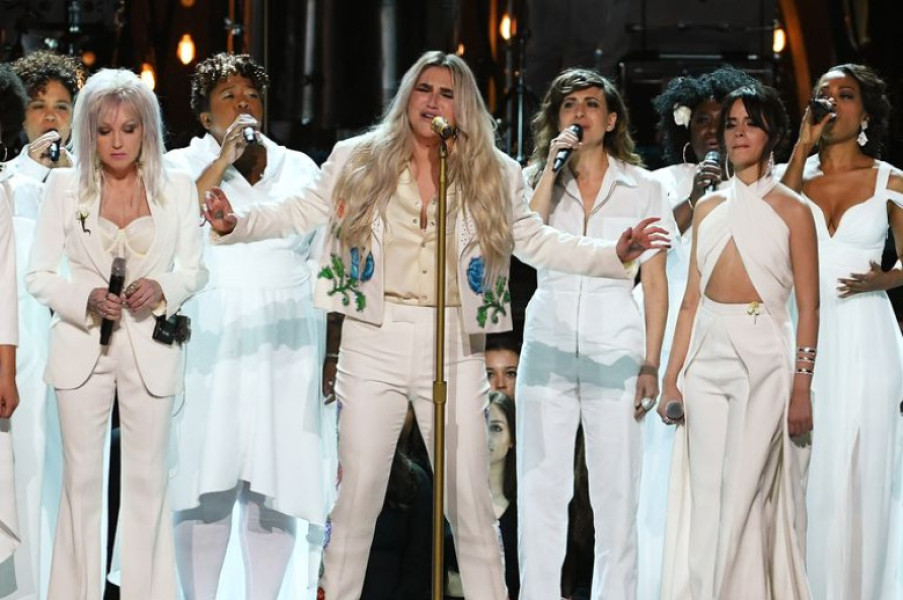 kesha-praying-grammy