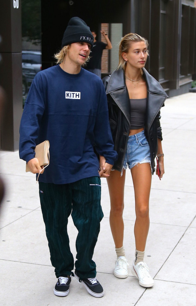 Hailey Baldwin sort de son domicile main dans la main avec son fiancé Justin Bieber dans le quartier de Brooklyn à New York