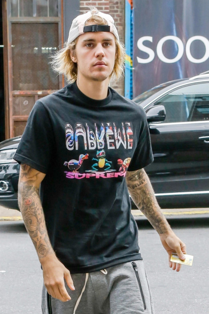 Justin Bieber carries Hailey Baldwin's Supreme Bag  and his guitar before grabbing coffee for two