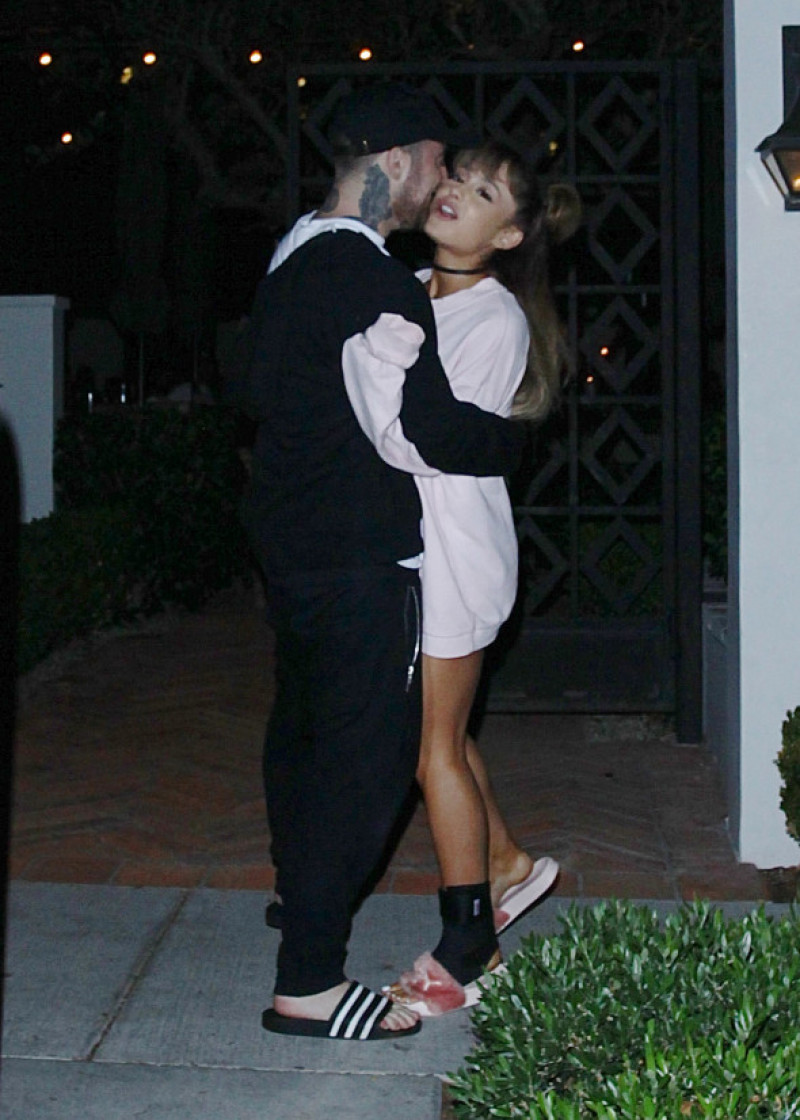 Exclusive... Ariana Grande &amp; Mac Miller Pack On The PDA In Los Angeles ***NO USE W/O PRIOR AGREEMENT - CALL FOR PRICING***