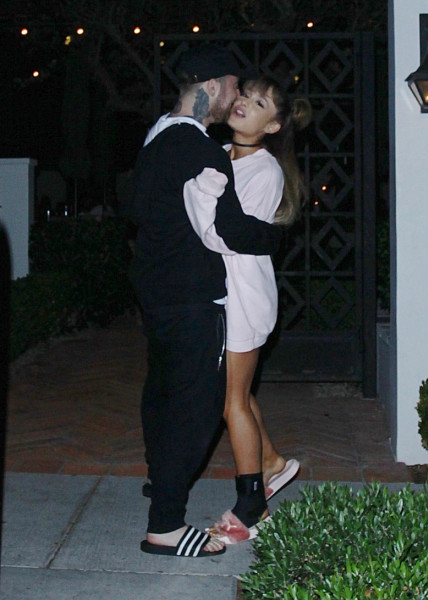 Exclusive... Ariana Grande &amp; Mac Miller Pack On The PDA In Los Angeles ***NO USE W/O PRIOR AGREEMENT - CALL FOR PRICING***