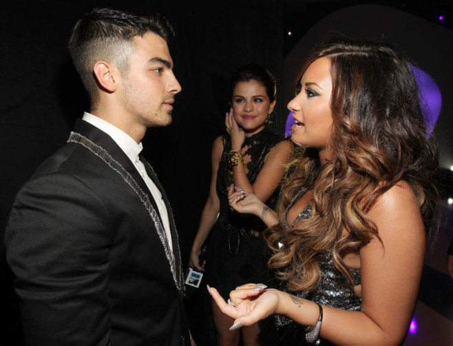Joe Jonas, Demi Lovato și Selena Gomez