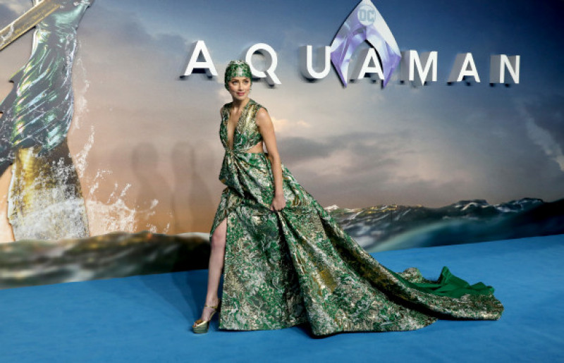 Amber Heard pe covorul rosu la premiera filmului Aquaman